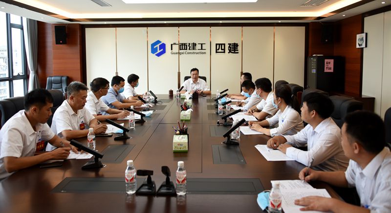 1593485823748150.jpg 杨俊参加南宁分公司代表团分组讨论02.jpg