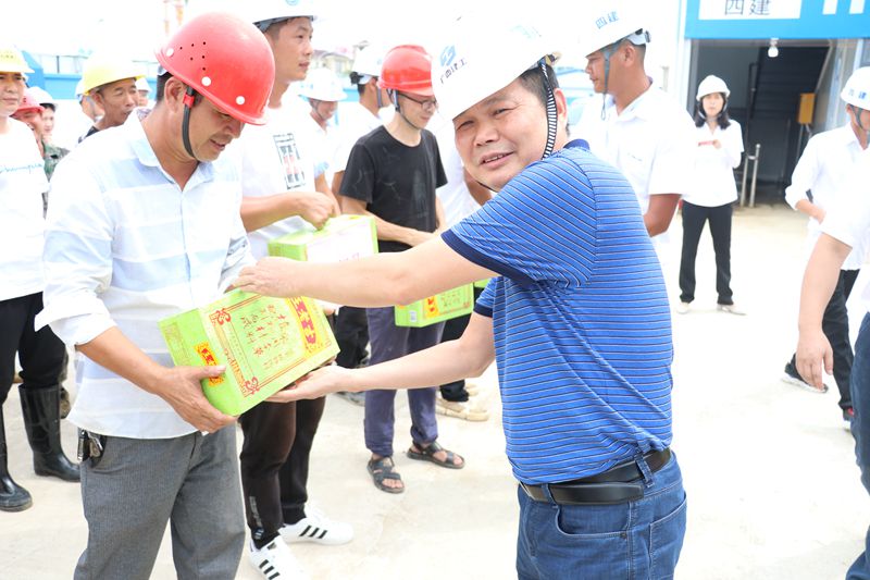 李友胜到二分公司项目开展 “送清凉”慰问活动.JPG