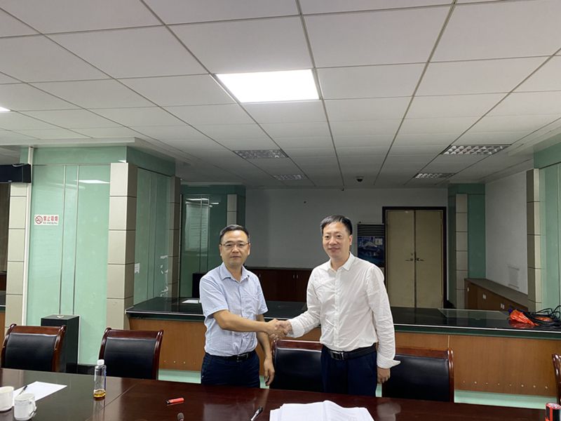 1601534196289001.jpg 周成出席梅州职业技术学院项目签约仪式及项目协调推进会.jpg