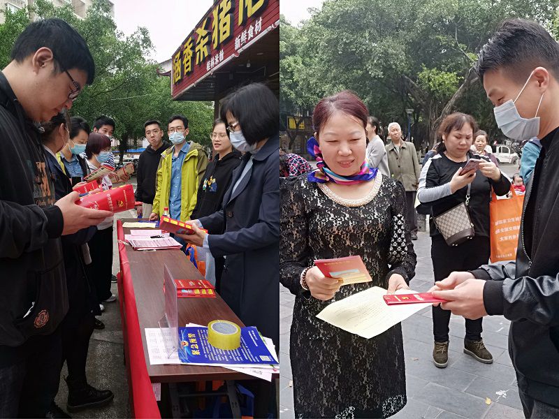 志愿者向群众认真宣讲（修图）.jpg