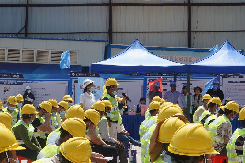 现场为工友们答疑解惑（修图）.jpg