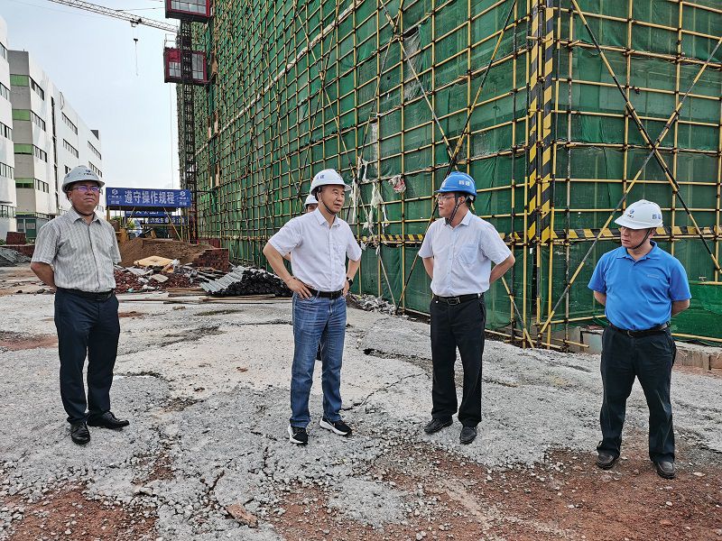 调研现场（左二为姜云飞）（修改） (1).jpg