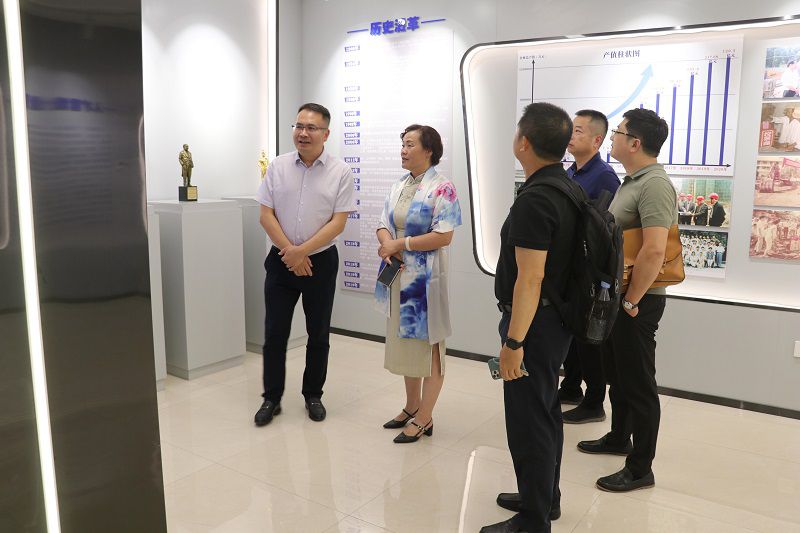 参观公司文化馆.jpg