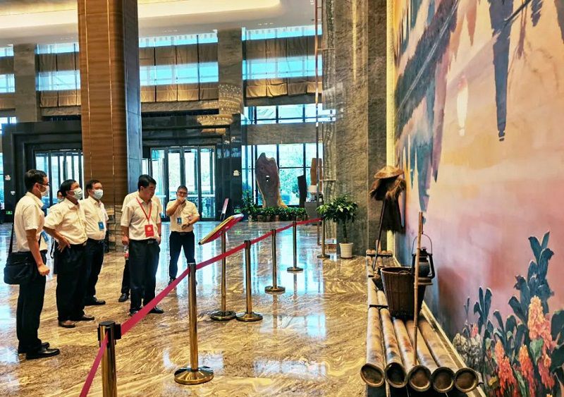 1627525542925226.jpg 邱国兴陪同专家组实地检查.jpg