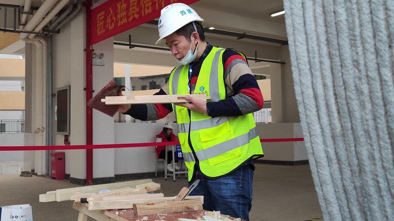 1640654052364479.jpg 工作中的周国胜(800图).jpg