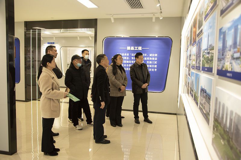 1648606314144888.jpg 参观企业文化展示馆800.jpg