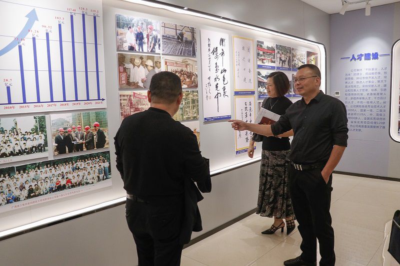 参观企业文化展示馆（修图）.jpg