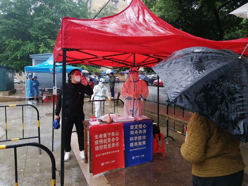 公司党员职工组成服务队在社区开展抗疫志愿服务（修图） (2).jpg