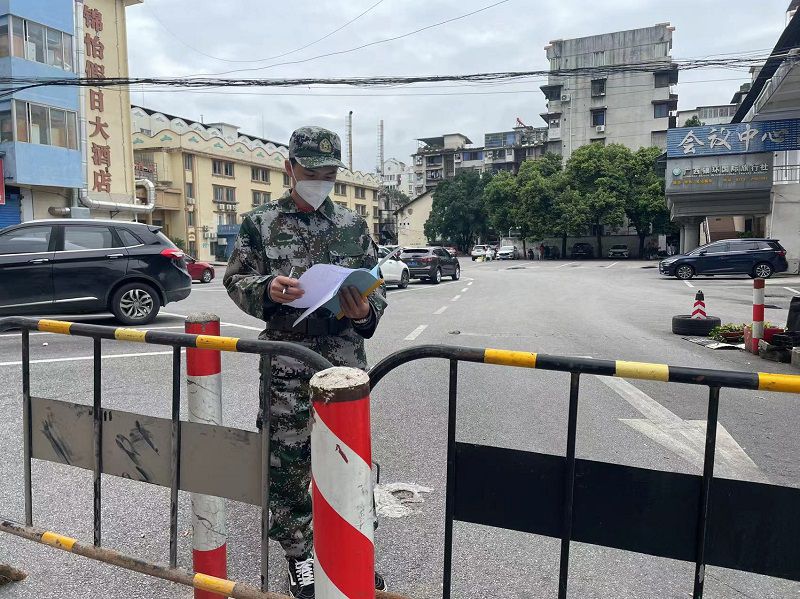 800第一分公司青年员工按照象山区武装部安排负责布控地区秩序维护.jpg