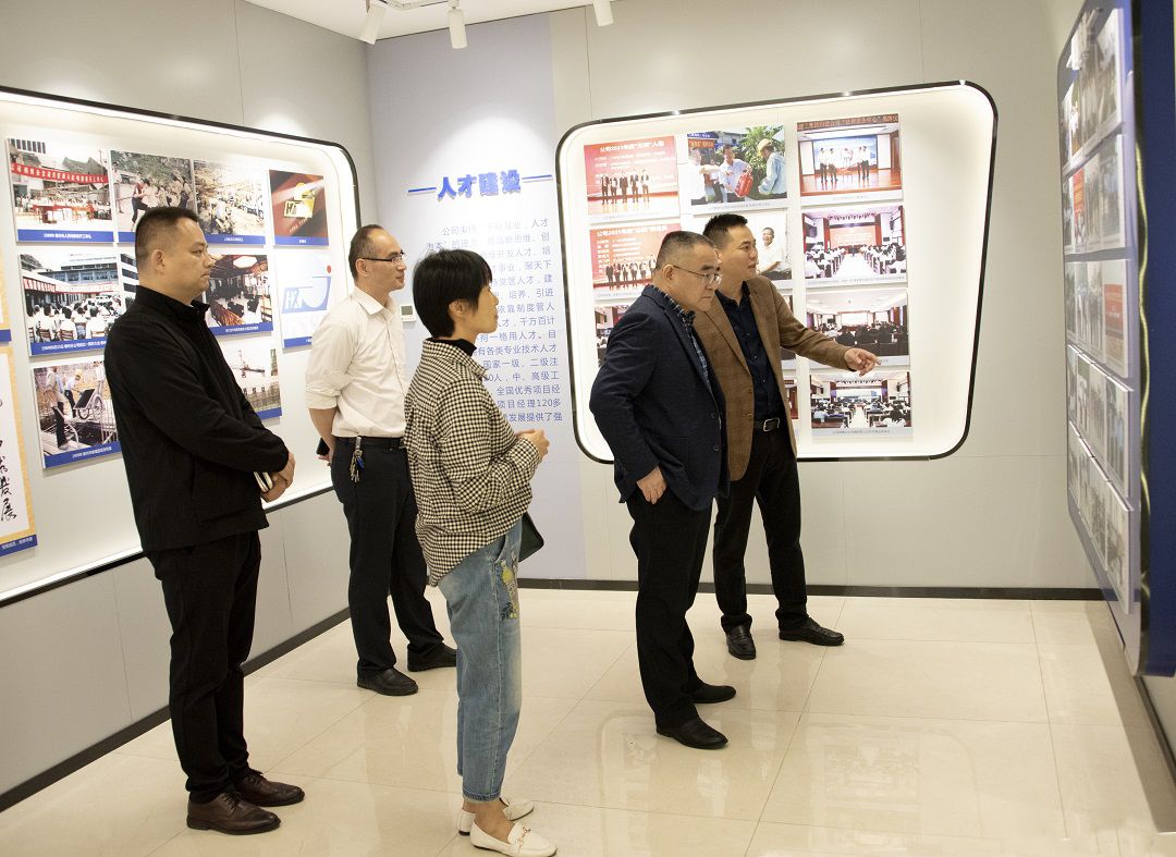 参观企业文化展示馆（原图）2.jpg